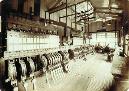 808258 Interieur van een seinhuis bij het S.S.-station Lage Zwaluwe (vermoedelijk seinhuis A).